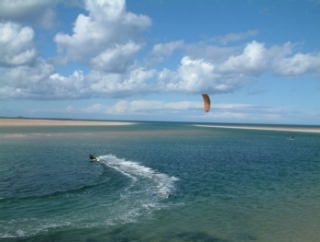  沿着海岸线顺风而下 